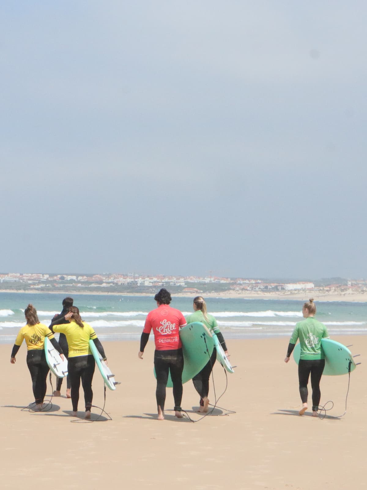 Estudantes internacionais na praia de Matosinhos num dia de surf da ESN Porto